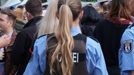 Transgender Polizist wird verdaechtigt Kollegen mit Genitalpumpe angegriffen zu haben –