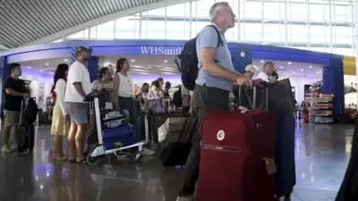 Vulkanausbruch auf Bali Touristen gestrandet nachdem Aschewolken vom Berg Lewotobi