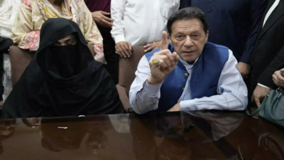 Warum pakistanische Behoerden versuchen Imran Khans Frau Bushra Bibi zu