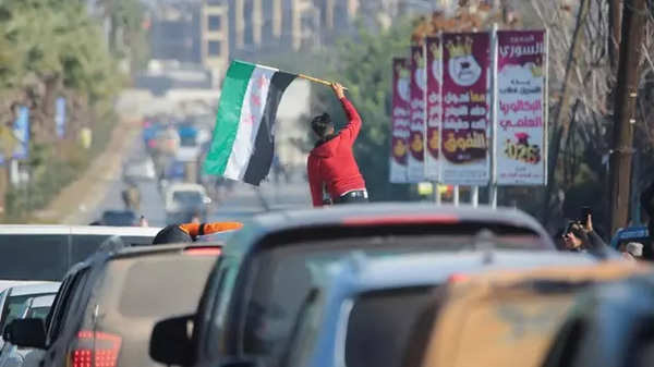 Ein Junge hält die Flagge der syrischen Opposition in Aleppo, Syrien.