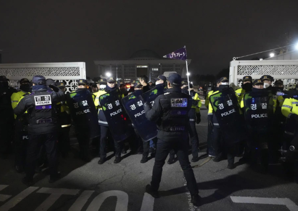 Polizisten stehen Wache vor der Nationalversammlung in Seoul (Foto: AP)