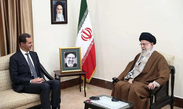 Der Oberste Führer Ayatollah Ali Khamenei (rechts) spricht mit dem syrischen Präsidenten Baschar al-Assad