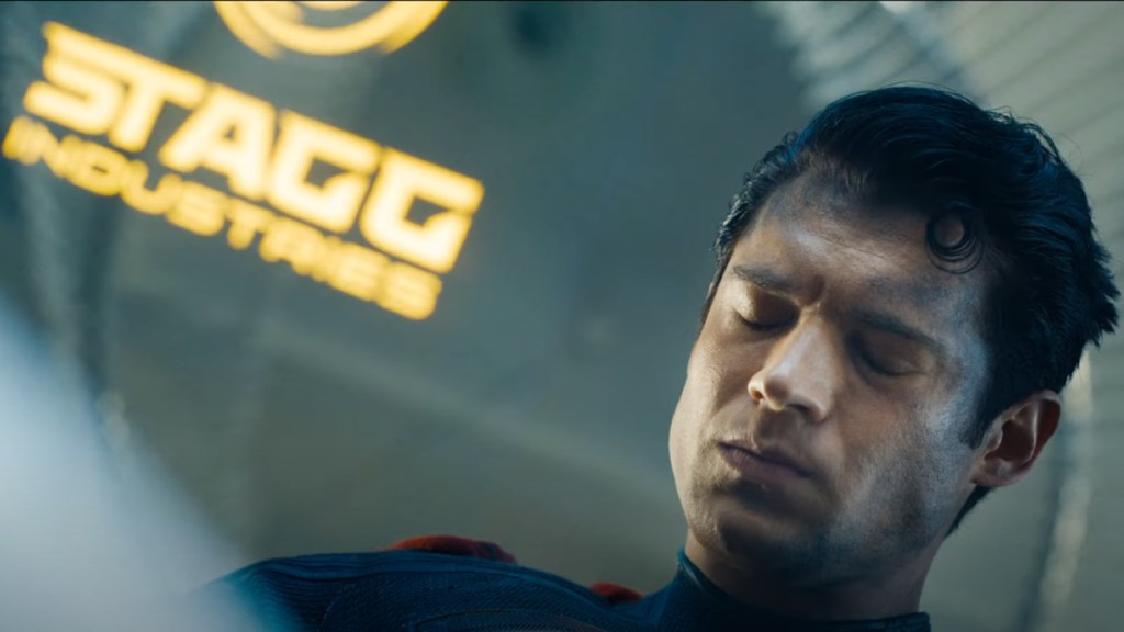 Superman und das Stagg Industries-Logo im Teaser-Trailer zu Superman (2025).