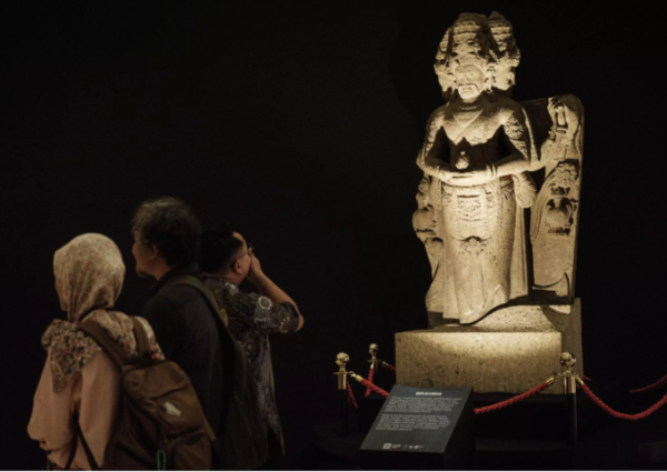 Eine kürzlich repatriierte Statue von Brahma, der vierköpfigen Gottheit, wird während der Wiedereröffnungszeremonie im indonesischen Nationalmuseum ausgestellt (Quelle: AFP)