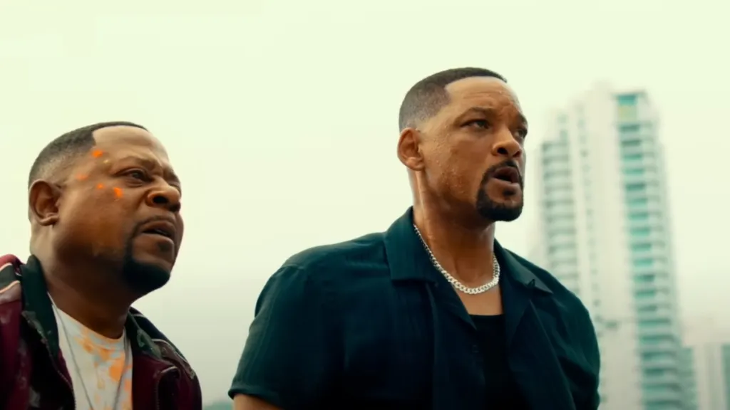 Will Smith und Martin Lawrence betrachten aufmerksam etwas in der Ferne