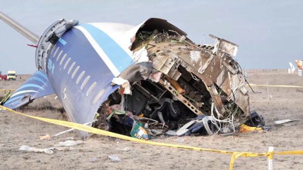 Das Wrack der Azerbaidschanischen Airlines Embraer 190 liegt am Boden in der Nähe des Flughafens von Aktau (Bildnachweis: AP)