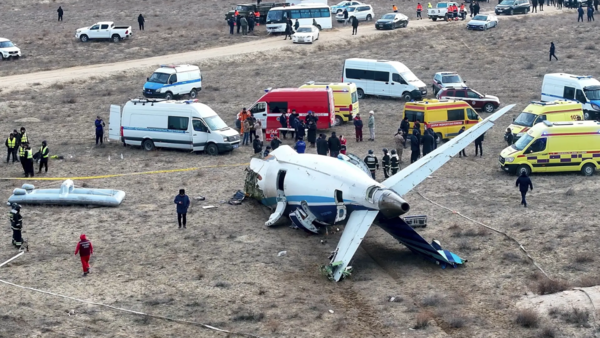 Das Wrack der Azerbaidschanischen Airlines Embraer 190 liegt auf dem Boden in der Nähe des Flughafens von Aktau (Bildnachweis: AP)