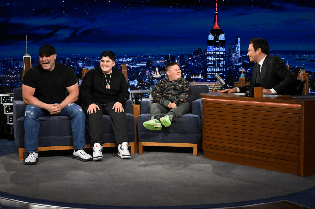 Jimmy Fallon mit AJ Big Justice und The Rizzler (The Costco Guys) in der Tonight Show mit Jimmy Fallon