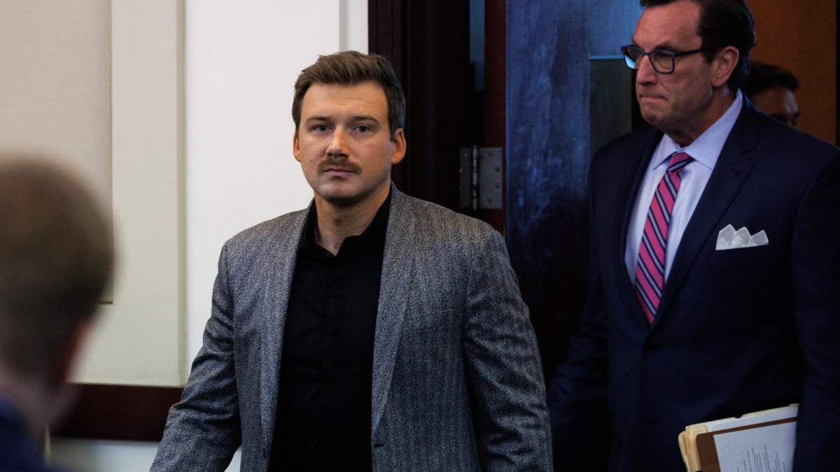 Morgan Wallen vor Gericht im Rahmen eines Artikels über brisante Festnahmen von Prominenten.