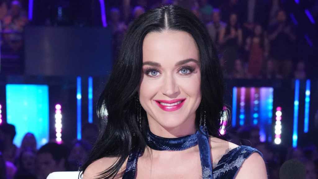 Katy Perry lächelt bei „American Idol“ als Teil eines Artikels über Verschwörungstheorien.