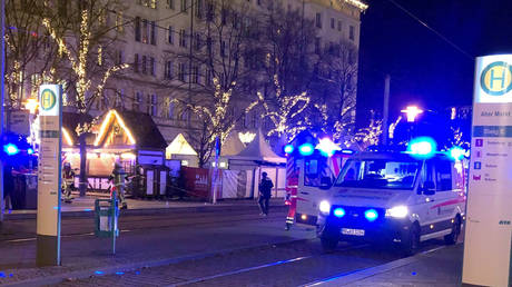 Auto ueberrollt Kaeufer auf deutschem Weihnachtsmarkt GRAFIKVIDEO – World