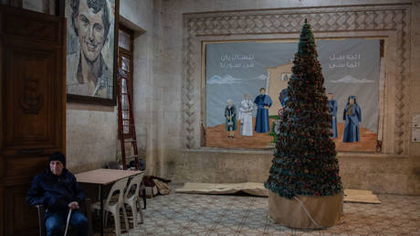 Das Verbrennen von Weihnachtsbaum loest Proteste in Syrien aus –