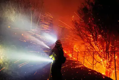 Der Waldbrand in Malibu geraet ausser Kontrolle trockene Winde fachen