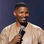 Jamie Foxx betritt triumphierend die Buehne im Teaser „What Had