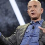 Jeff Bezos Jeff Bezos nimmt nach einem freundlichen Abendessen in