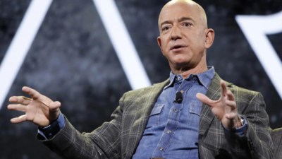 Jeff Bezos Jeff Bezos nimmt nach einem freundlichen Abendessen in