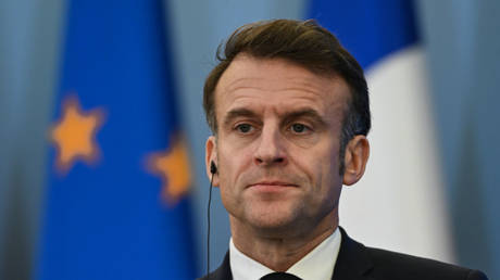 Macron draengt auf die Entsendung von EU Truppen in die Ukraine