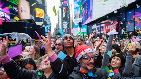 New Yorker Polizisten bereiteten sich auf „erhoehte Bedrohung am Silvesterabend