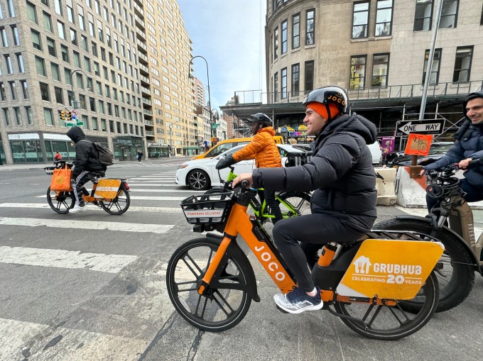 Jonathan Cohen, Mitbegründer und Chief Growth Officer von Joco, fährt mit einem E-Bike in Manhattan.