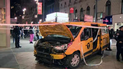 Schrecken am Weihnachtstag Taxi ueberfaehrt Fussgaenger vor Macys in Midtown