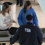 TSA schockiert als Frau am LAX Flughafen mit 82 verbotenen Gegenstaenden