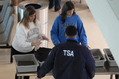 TSA schockiert als Frau am LAX Flughafen mit 82 verbotenen Gegenstaenden