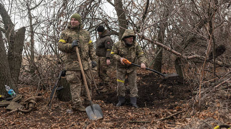 Teenager bereiten sich auf die Flucht aus der Ukraine vor