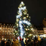 Von kackenden Baumstaemmen bis hin zu nackten Weihnachtsmaennern Bizarre Weihnachtstraditionen