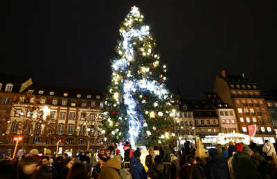 Von kackenden Baumstaemmen bis hin zu nackten Weihnachtsmaennern Bizarre Weihnachtstraditionen