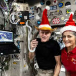 Wie Astronauten die im Weltraum festsitzen zu Weihnachten Weihnachtsmuetzen bekommen