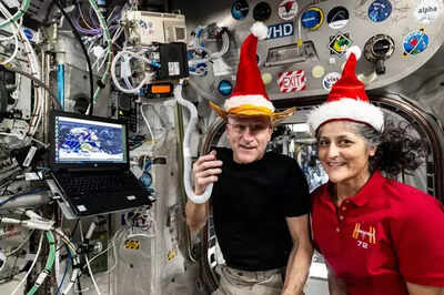 Wie Astronauten die im Weltraum festsitzen zu Weihnachten Weihnachtsmuetzen bekommen