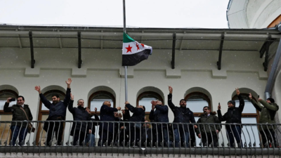 Zu sehen Die Flagge der Rebellen wird ueber der syrischen