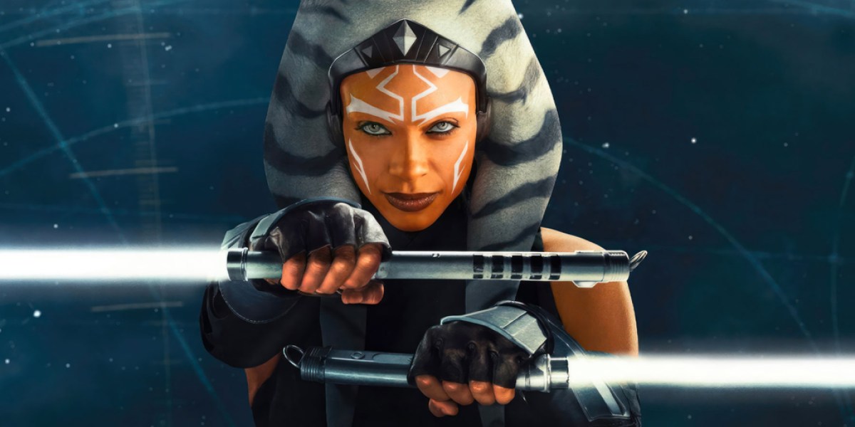 Ahsoka Tano hält zwei Lichtschwerter im Schlüsselbild der ersten Staffel von Ahsoka