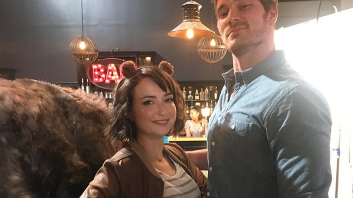 Squirrel Girl und Mister Immortal auf einem Foto hinter den Kulissen vom Set des New Warriors-Piloten