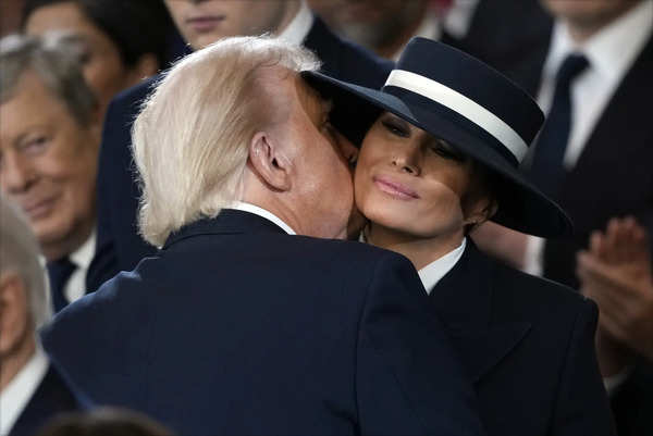 Präsident Donald Trump küsst First Lady Melania Trump während der 60. Präsidentschaftsfeier...