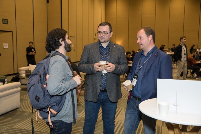 Eine Gruppe von Gründern, die sich in der Investor Lounge vernetzen, nannte das Deal Flow Cafe bei TechCrunch Disrupt 2024. Moscone West, San Francisco, Kalifornien.