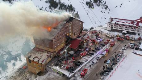 Bei Brand in Skigebiet in Tuerkiye kommen 66 Menschen ums