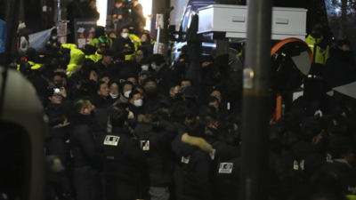 Beim zweiten Versuch Suedkoreas angeklagten Praesidenten Yoon festzunehmen betreten Beamte