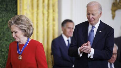 Biden verleiht Hillary Clinton und George Soros die Medaille der