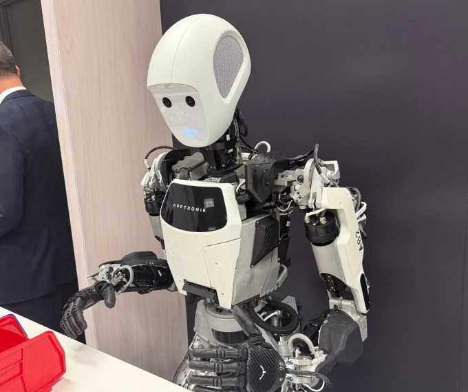 Der humanoide Roboter Apollo von Apptronik nimmt auf der CES