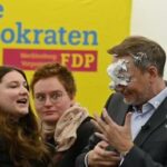 Deutscher Politiker wurde bei Wahlkampfveranstaltung mit falschem Kuchen angegriffen VIDEO