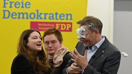 Deutscher Politiker wurde bei Wahlkampfveranstaltung mit falschem Kuchen angegriffen VIDEO