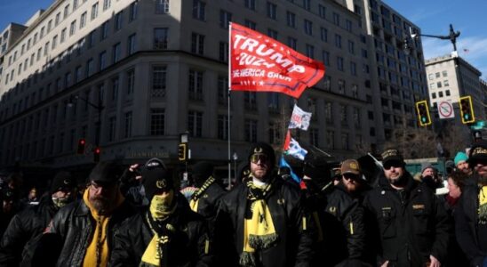 Die Proud Boys marschierten waehrend Trumps Amtseinfuehrung durch DC