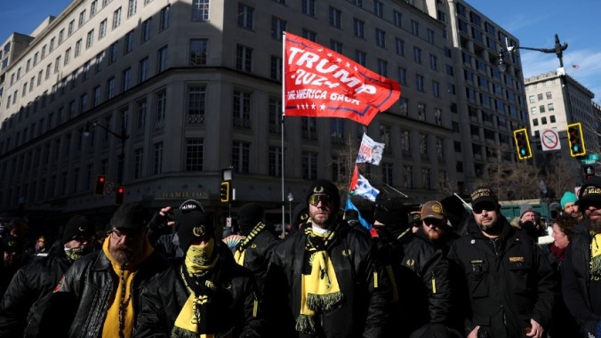 Die Proud Boys marschierten waehrend Trumps Amtseinfuehrung durch DC