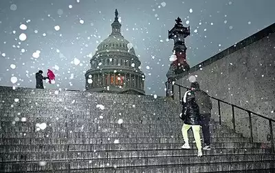 Ein gewaltiger Sturm fegt ueber die USA mit Schnee Eis