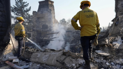 Feuerwehrleute kaempfen darum die Waldbraende in Kalifornien einzudaemmen bevor der