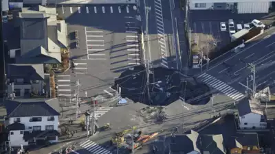 Japan versucht den Mann in Sinkhole zu retten Hier ist