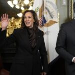 Kamala Harris Doug Emhoff Kamala Harris betrachtet Ehemann Doug Emhoff