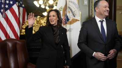 Kamala Harris Doug Emhoff Kamala Harris betrachtet Ehemann Doug Emhoff