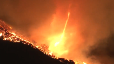 Los Angeles Fire Tornado Sehen Sie Der seltene „Firenado wirbelt